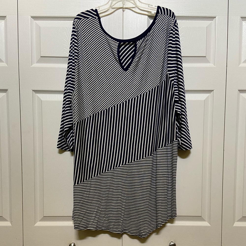 AVENUE 30/32 TUNIC TOP IN LIKE NEW CONDITION. CUTE AND COMFORTABLE.
